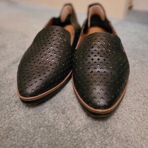 Adrienne Vittadini Linear Loafer (Black)